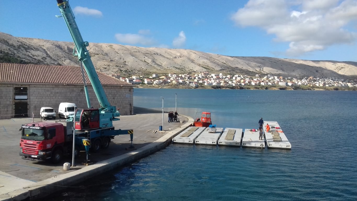 Počelo postavljanje pontona u lučici Katine