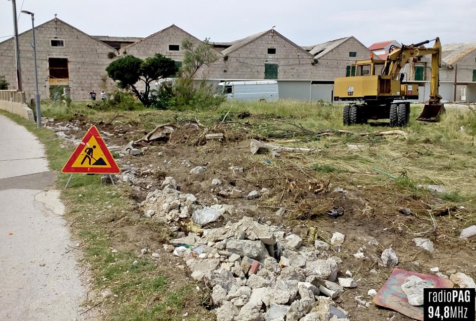 Pag: u dijelu starog pogona solane uređuje se parkiralište