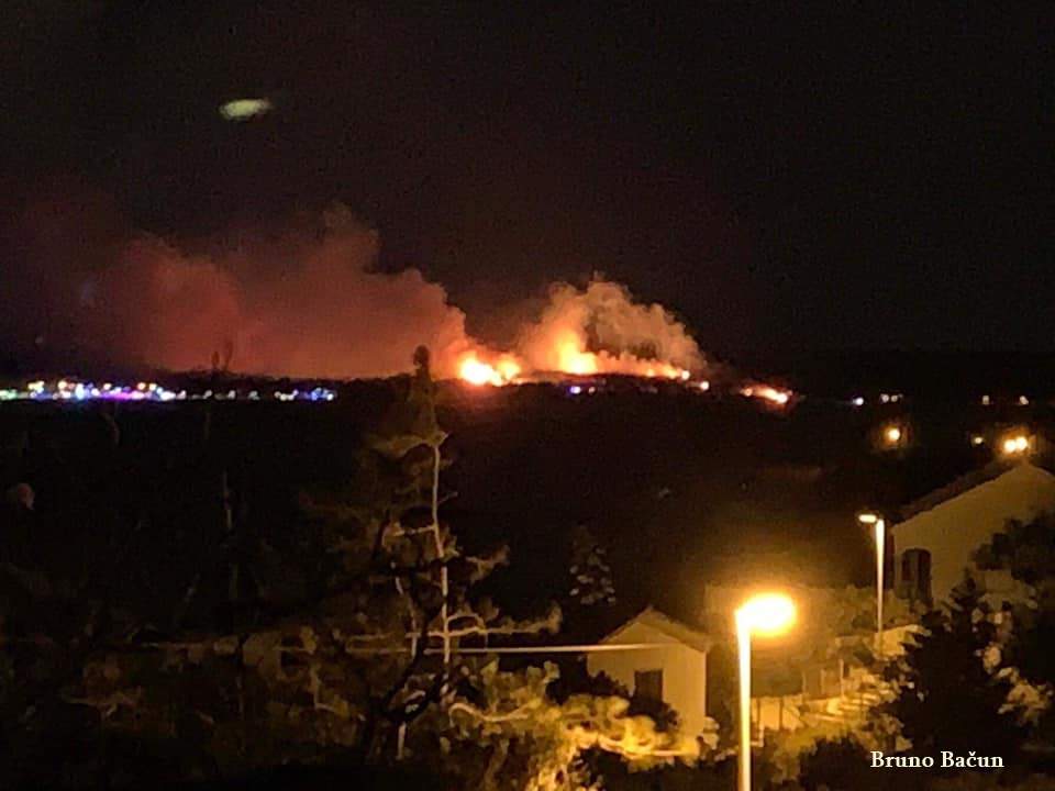 Požar na Zrću zahvatio 5 ha površine- tijekom noći evakuirano 10 000 ljudi