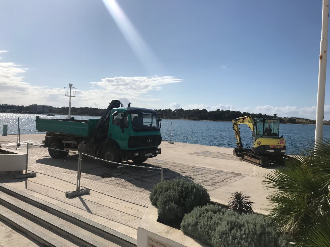 Novalja: Počeli radovi na uređenju Vele rive