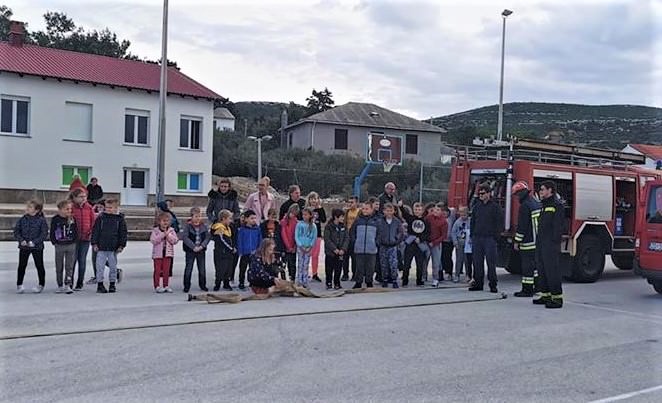 Članovi DVD-a Kolan za učenike održali pokaznu vježbu
