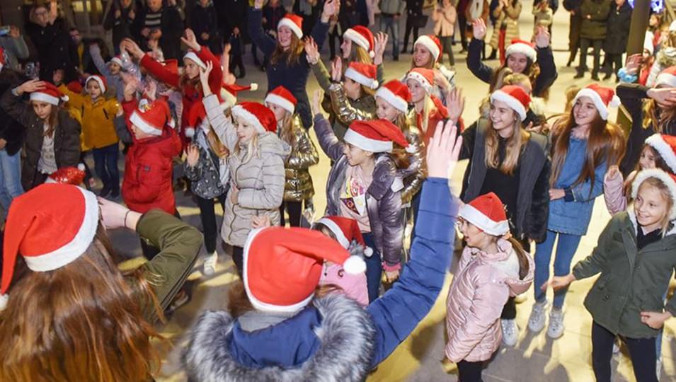 Advent u Novalji: Održan program “Naš otok pjeva, pleše i svira”