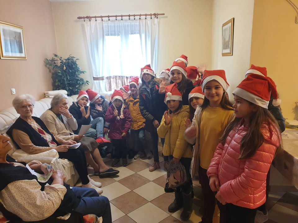 Djeca iz Kolana posjetila korisnike Obiteljskog doma “Lanterna” u Novalji