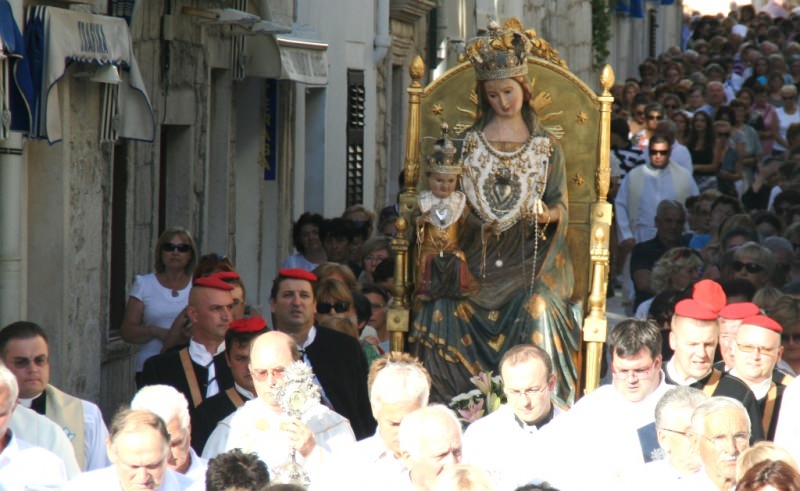 PAG: Svečana procesija povodom blagdana Male Gospe