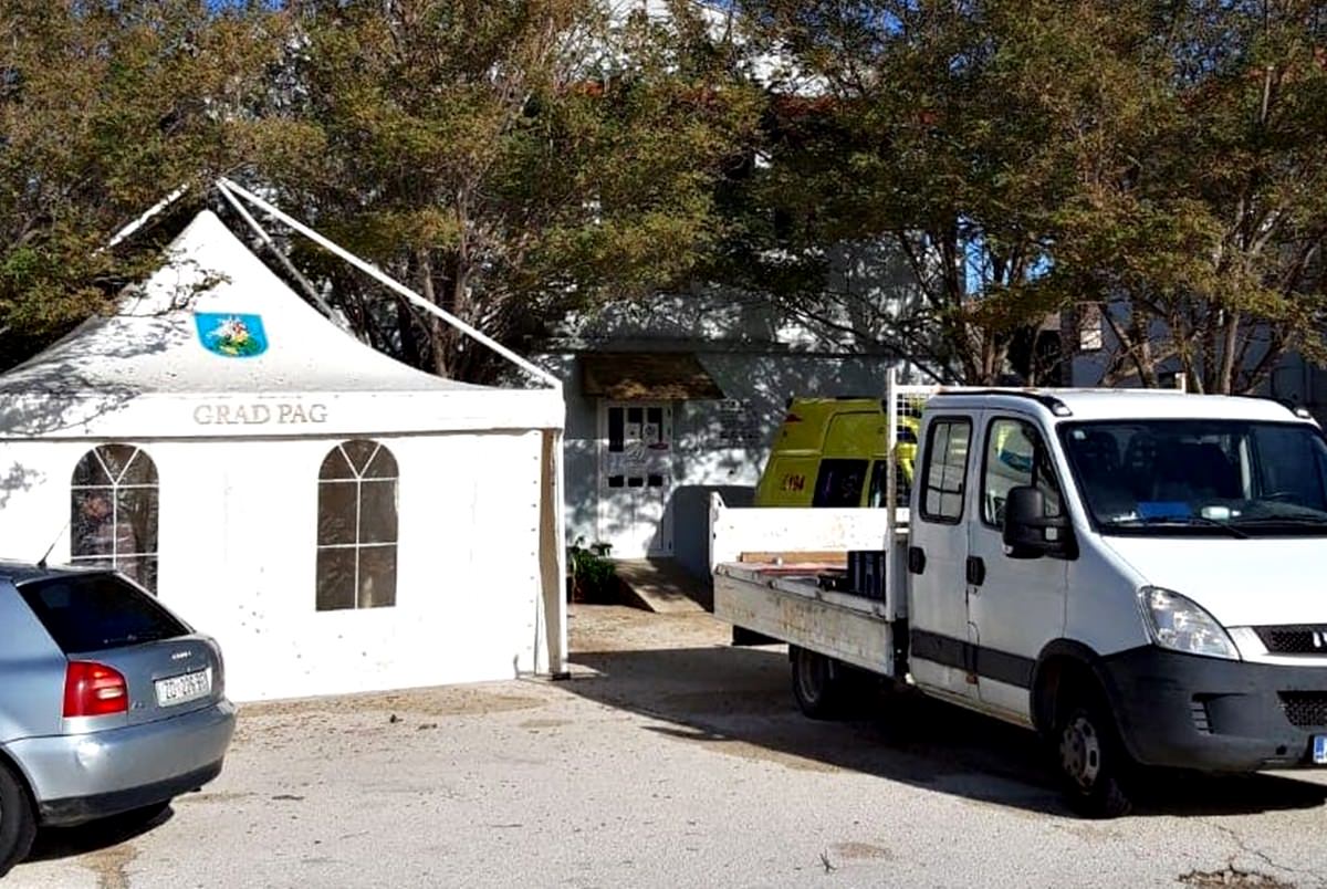 Kod Zavoda za hitnu medicinu ZŽ, Ispostava Pag, postavljen je trijažni šator