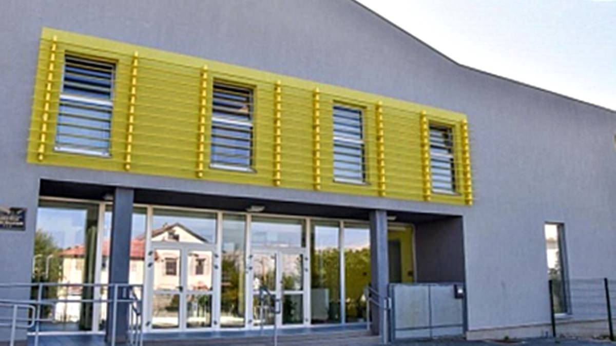 Pag: Vještačenjem utvrđeno preko 200 manjkavosti na novoj zgradi vrtića, kreće zamjena ograde