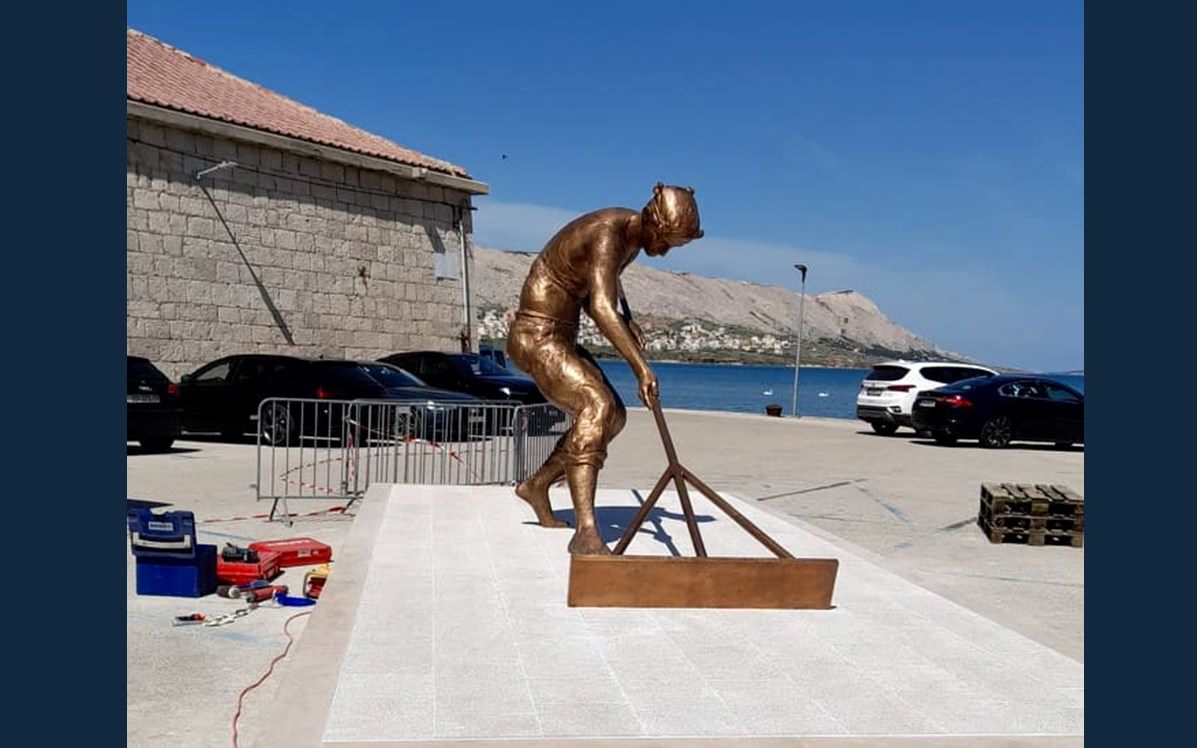 Ispred nekadašnjeg pogona paške solane postavljen kip Solar u spomen na stoljetnu proizvodnju soli u Pagu