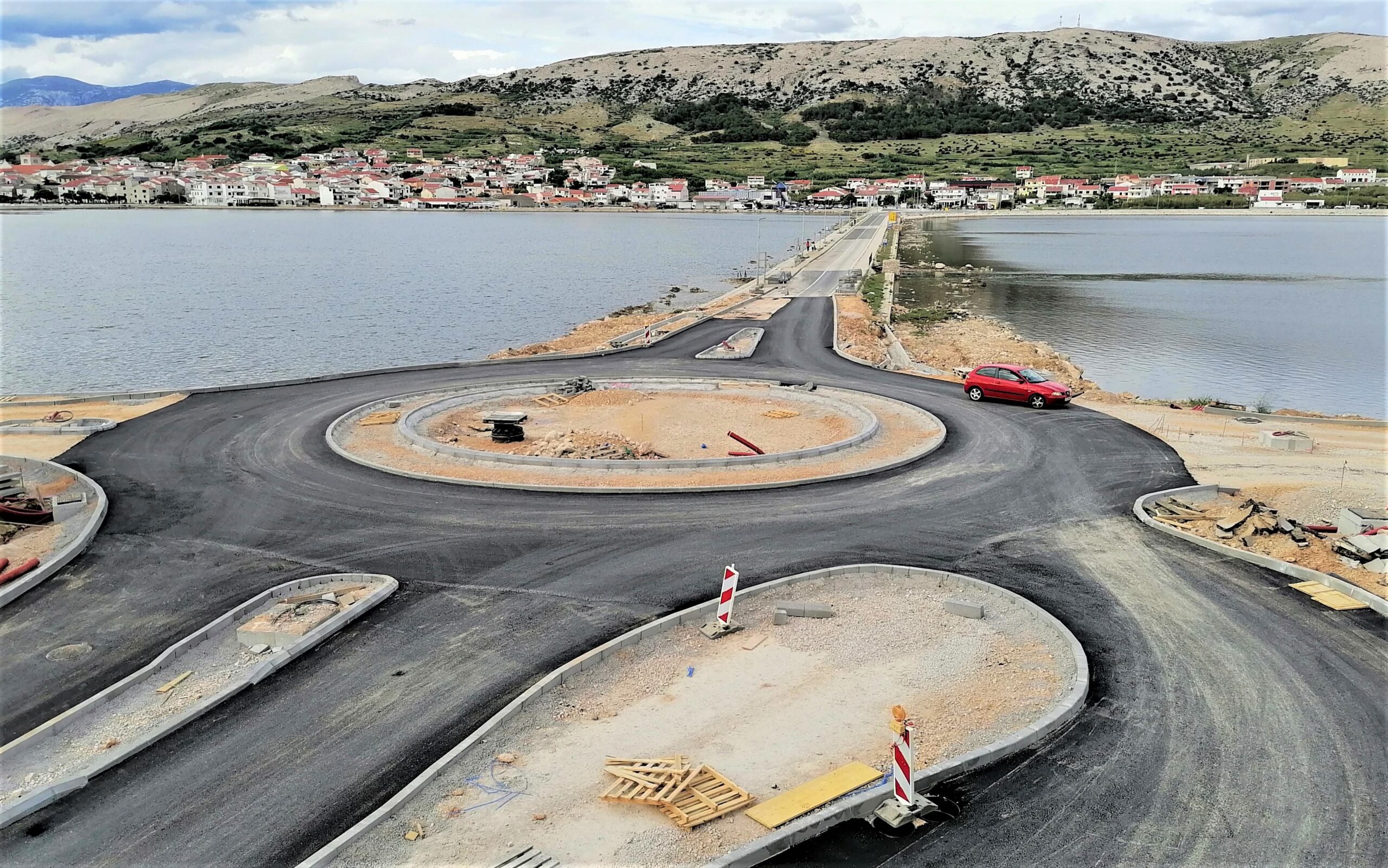 Na rotoru, koji se gradi kod Svete Jelene u Pagu, postavljen je prvi asfaltni sloj