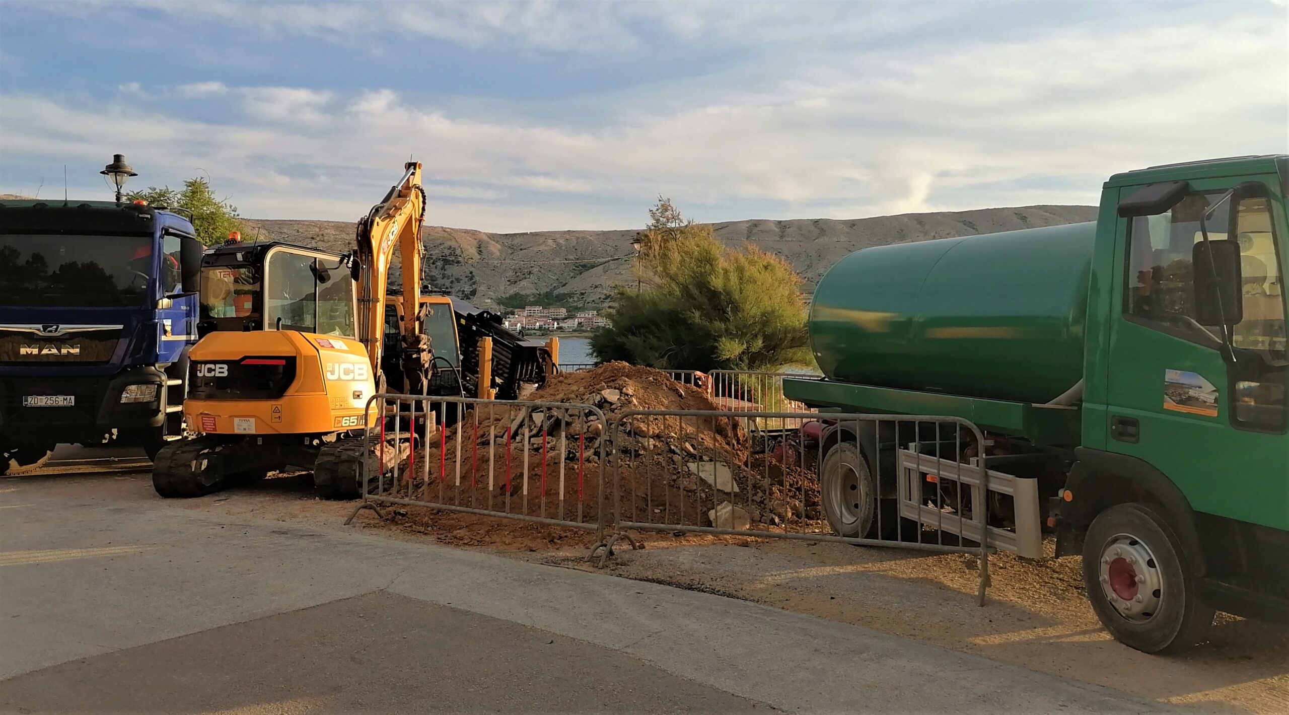 Na Bašaci u Pagu postavlja se novi kabel za struju