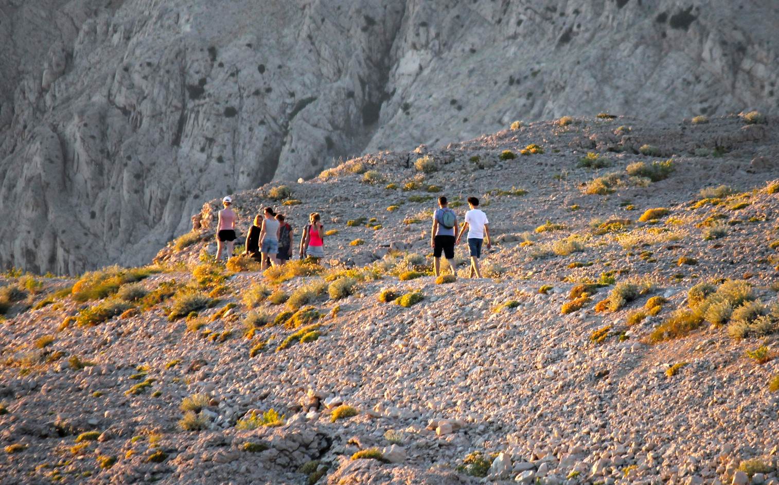 Pag: Makadamska cesta koja vodi do paškog Ledenika postala je omiljena šetnica