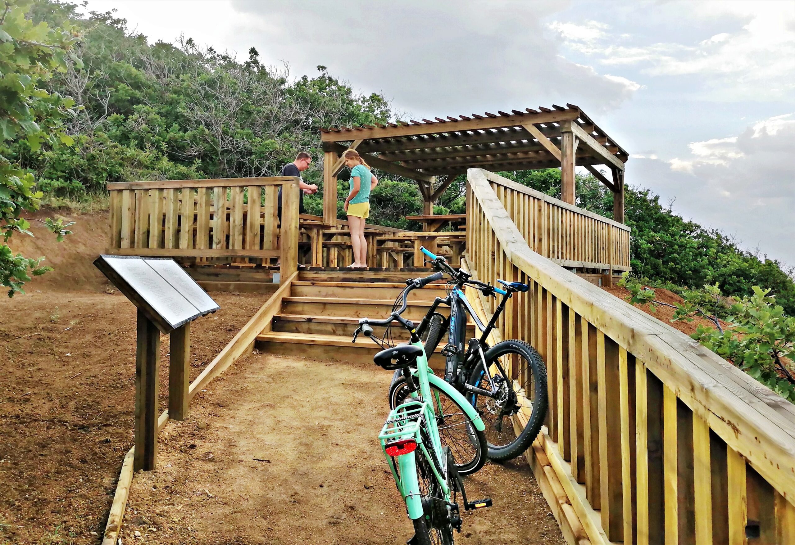 Pag: Završeno je uređenje poučne staze i vidikovca u šumi Dubrava