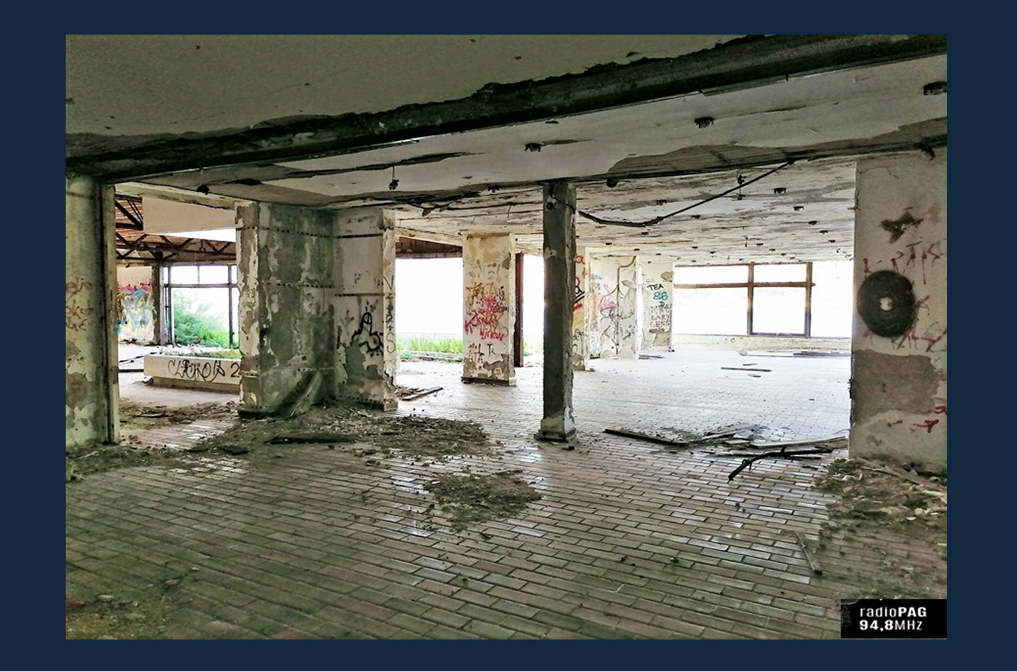 Prošlo je 27 godina od početka propadanja hotela Bellevue u Pagu-Nekadašnji ponos turizma postao ruševina i smetlište