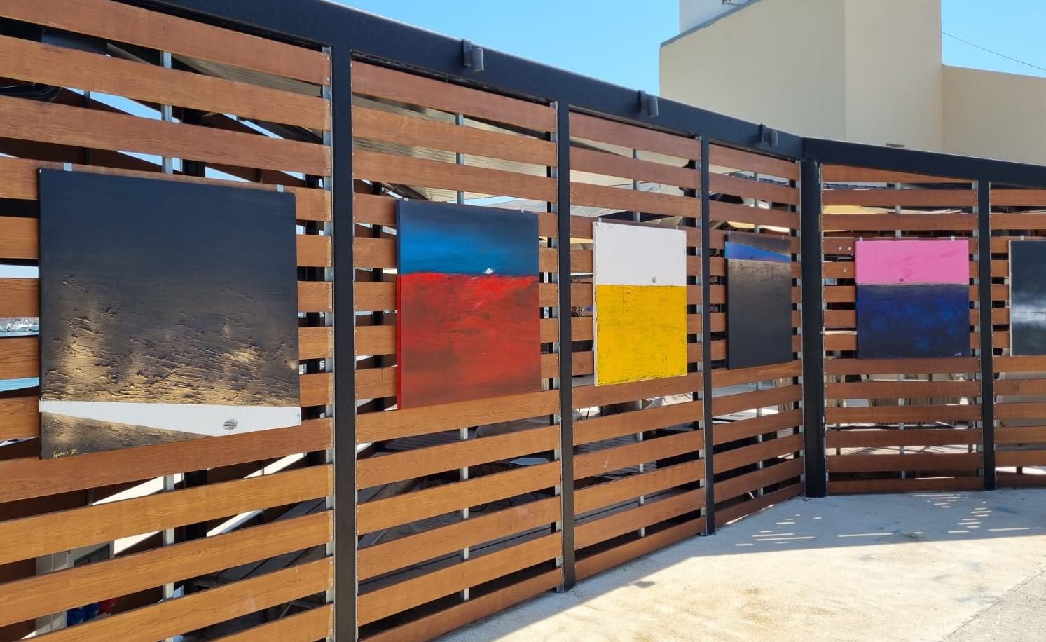 Pag: U klubu “Porta Salina” postavljena je izložba slika “Misli” Kristijana Gradečkog