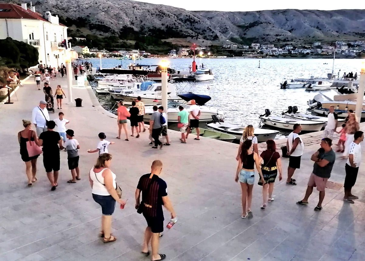 Dobro je! Grad Pag je uvršten na listu od 10 gradova u RH po dolascima turista i po broju noćenja