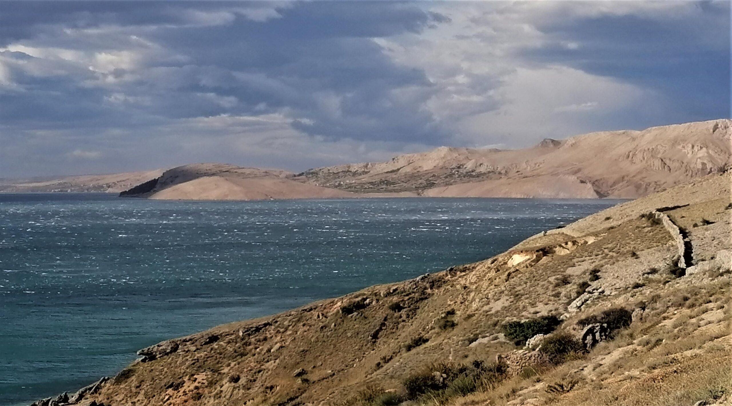 Bura je uvela otok Pag u jesen, mnogi počeli i s grijanjem obiteljskih kuća