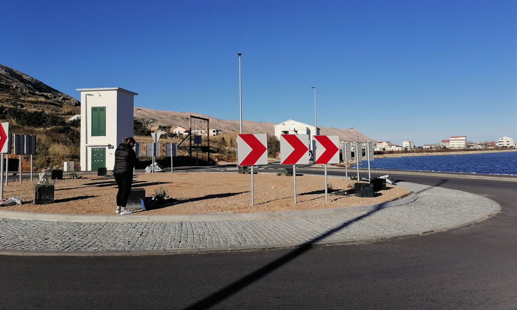 Pag: Na središnjem dijelu kružnog toka počelo je postavljanje sadnica ukrasnog bilja