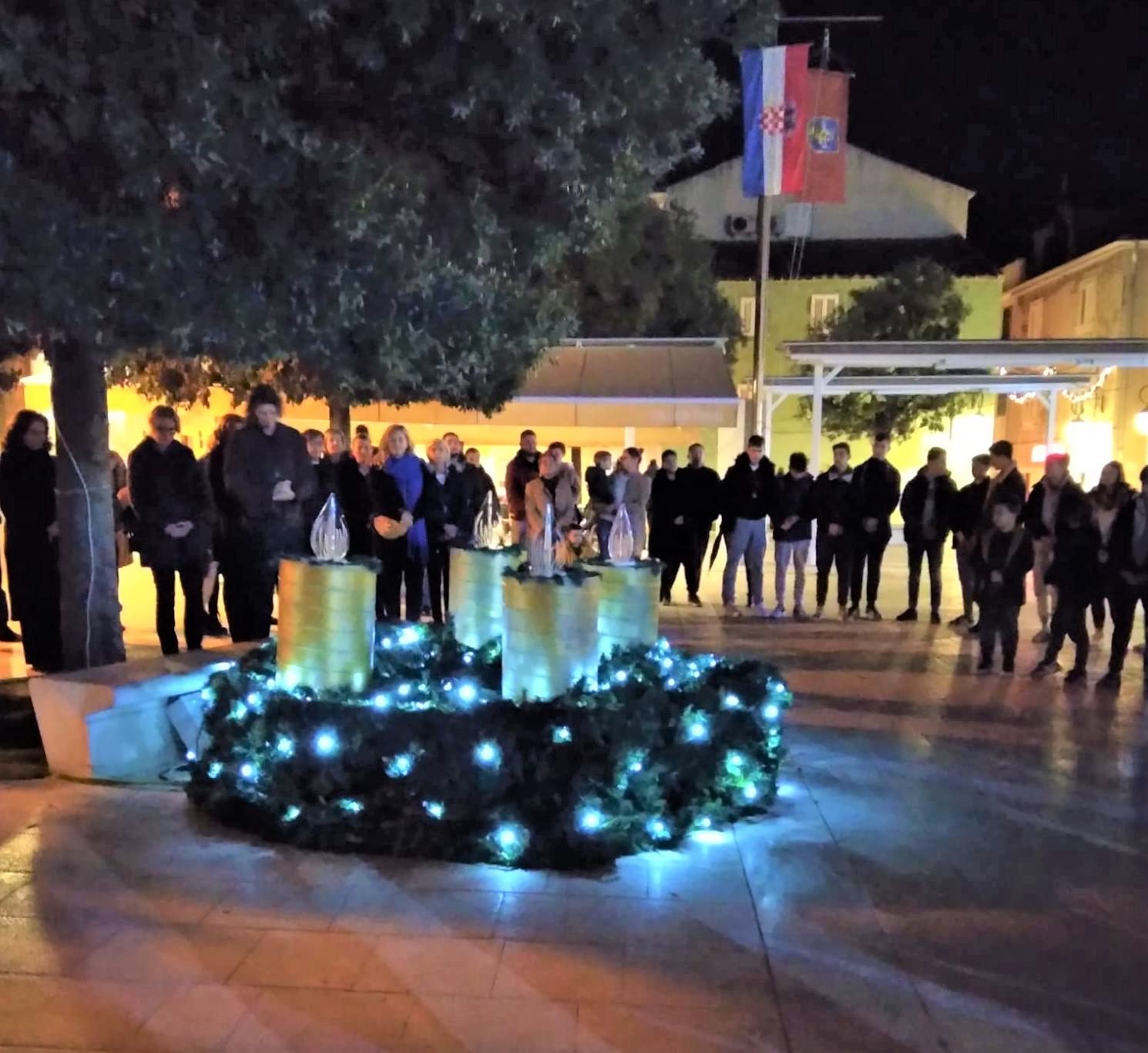 U Pagu je upaljena prva adventska svijeća