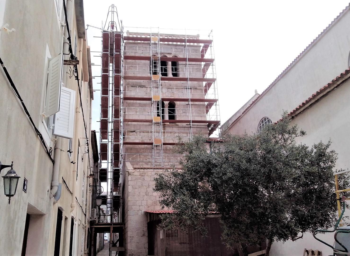 Grad Pag će Župnom uredu dodijeliti 370. 000 kuna za sanaciju zvonika Zborne crkve u Pagu i crkve u Starom gradu