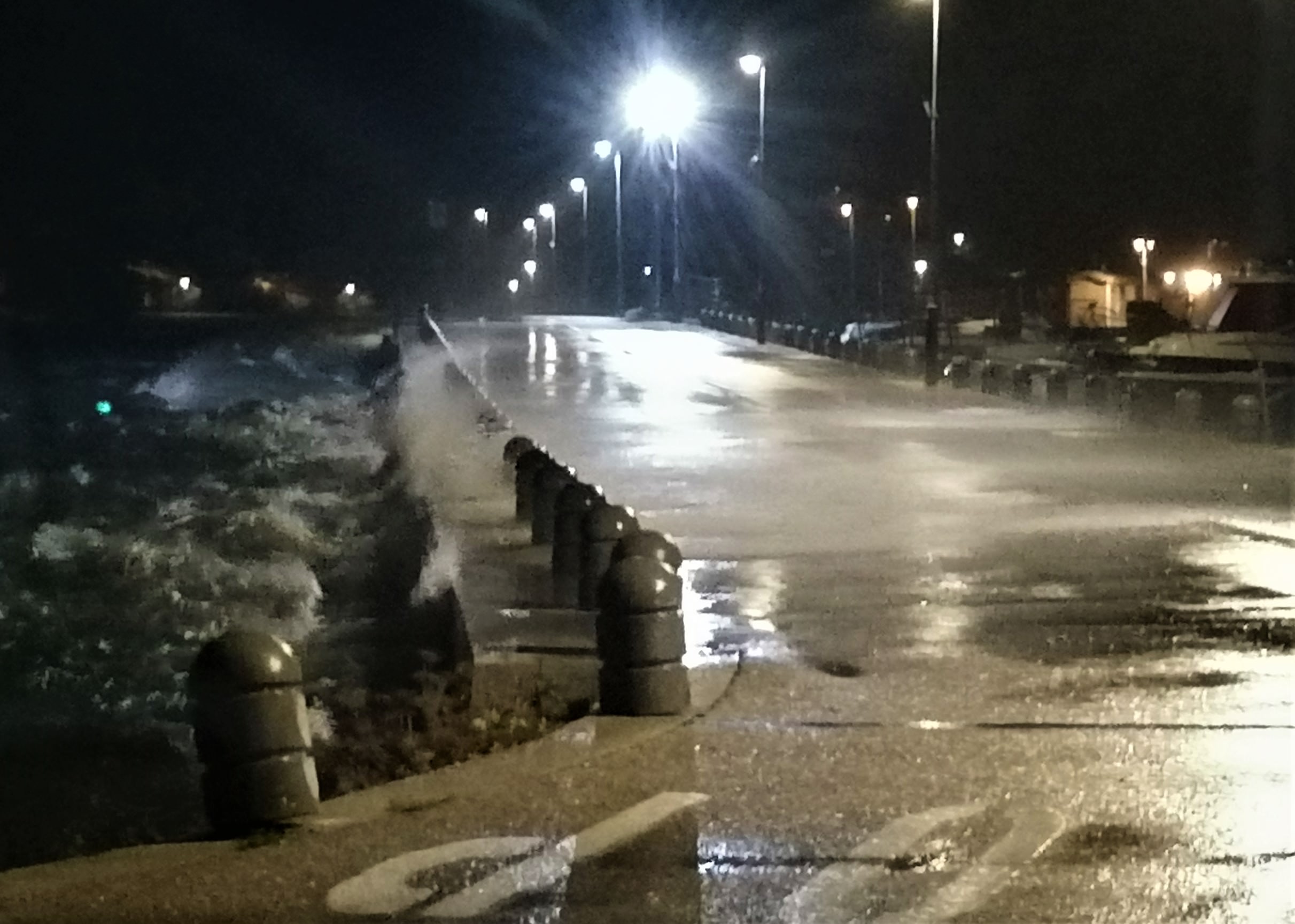 Na Pagu je olujno jugo otežalo prometovanje otočnim prometnicama