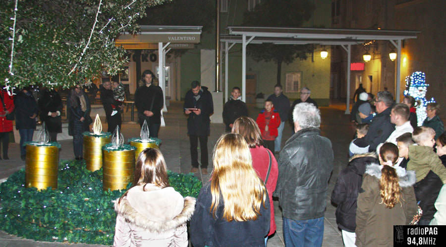 Pag: Na adventskom vijencu upaljena je druga svijeća