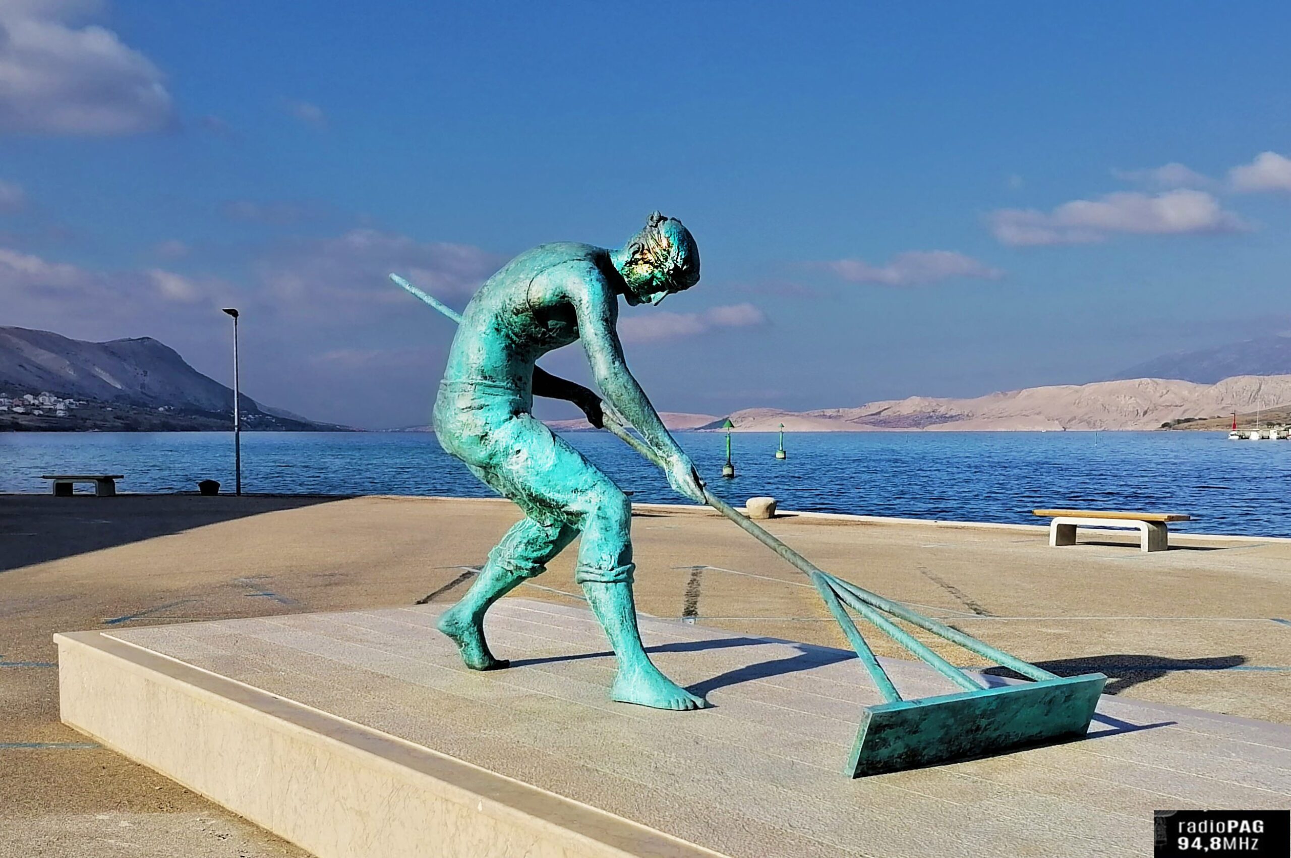 Pag: Kip “Solar” je, zahvaljujući buri, prije vremena dobio lijepo nijansiranu, zelenkastu patinu