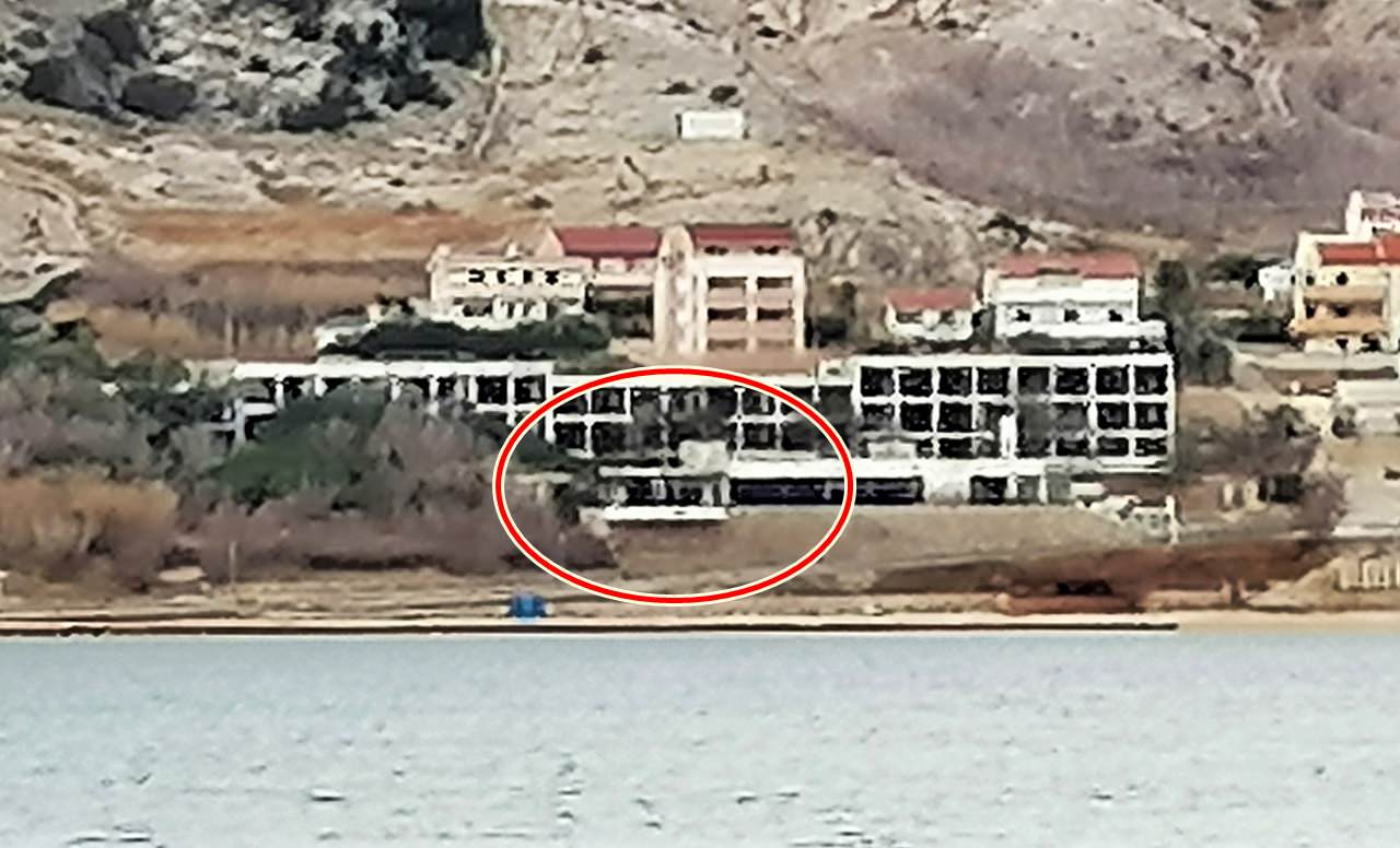 Novo urušavanje dijela konstrukcije na nekadašnjem hotelu “Bellevue” u Pagu