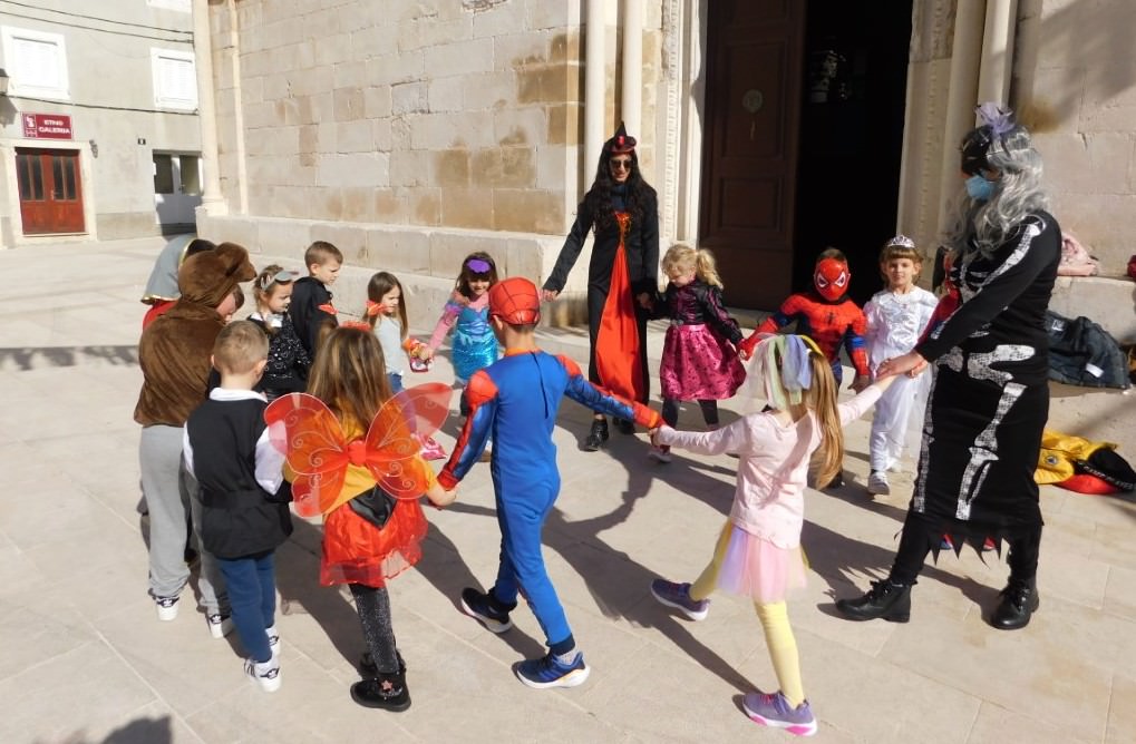 Djeca iz Dječjeg vrtića “Paški mališani” u karnevalskom ozračju