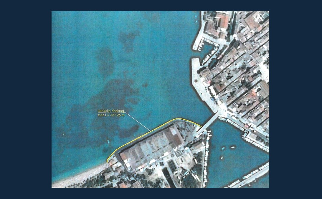 Pag: Za desetak dana počet će radovi na sanaciji obalnog zida na Staroj rivi
