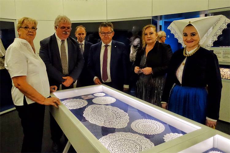 Održana izložba paške čipke u Muzeju čipke u Bruggeu povodom 30. obljetnice međunarodnog priznanja Republike Hrvatske