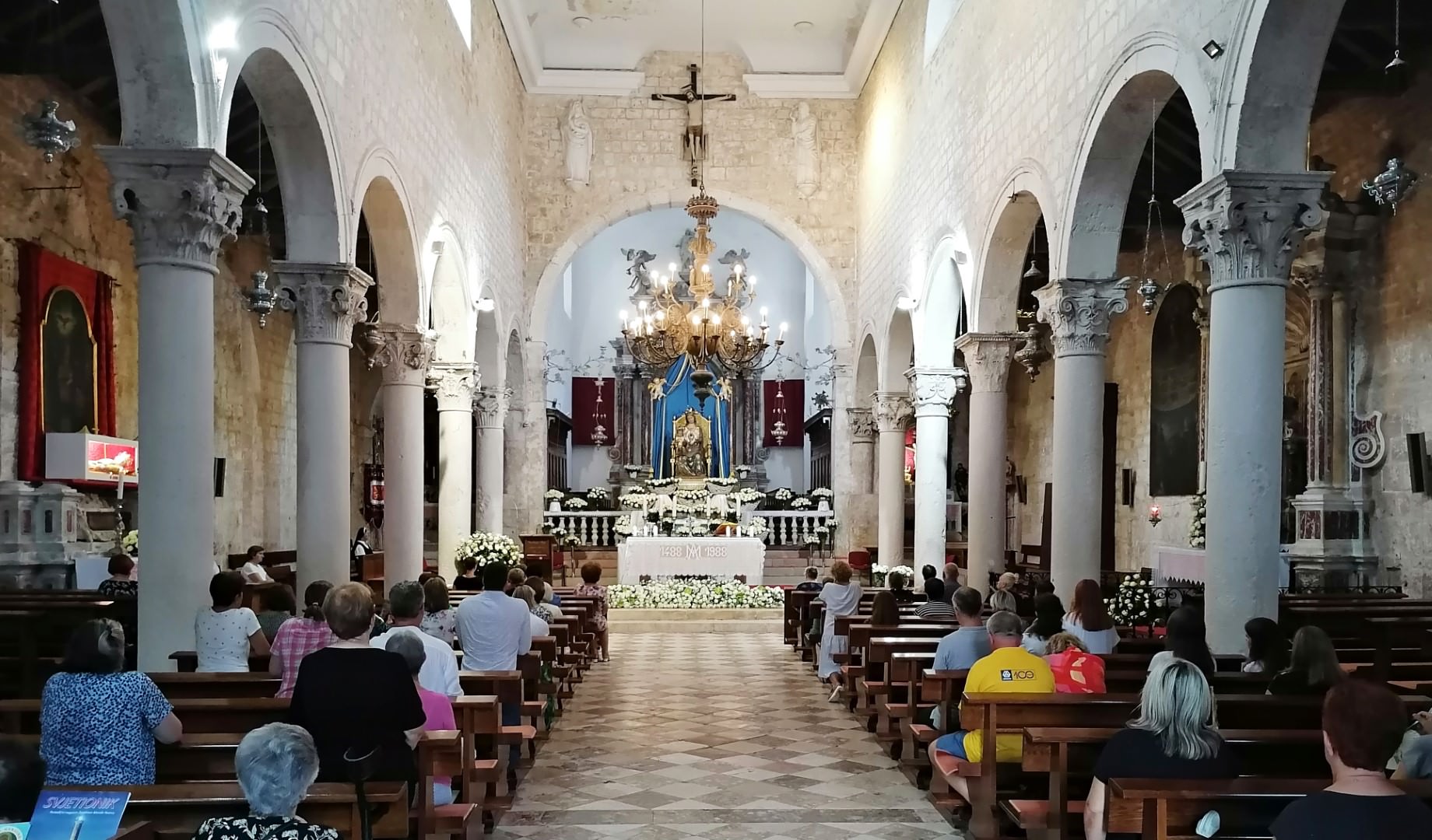 U Zbornoj crkvi se do Male Gospe održavaju bogoslužja pred kipom Majke Božje od Staroga grada