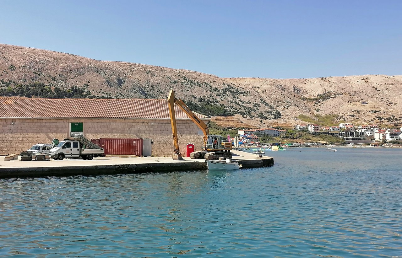 Na Staroj rivi u Pagu sve je spremno za početak radova na sanaciji obalnog zida