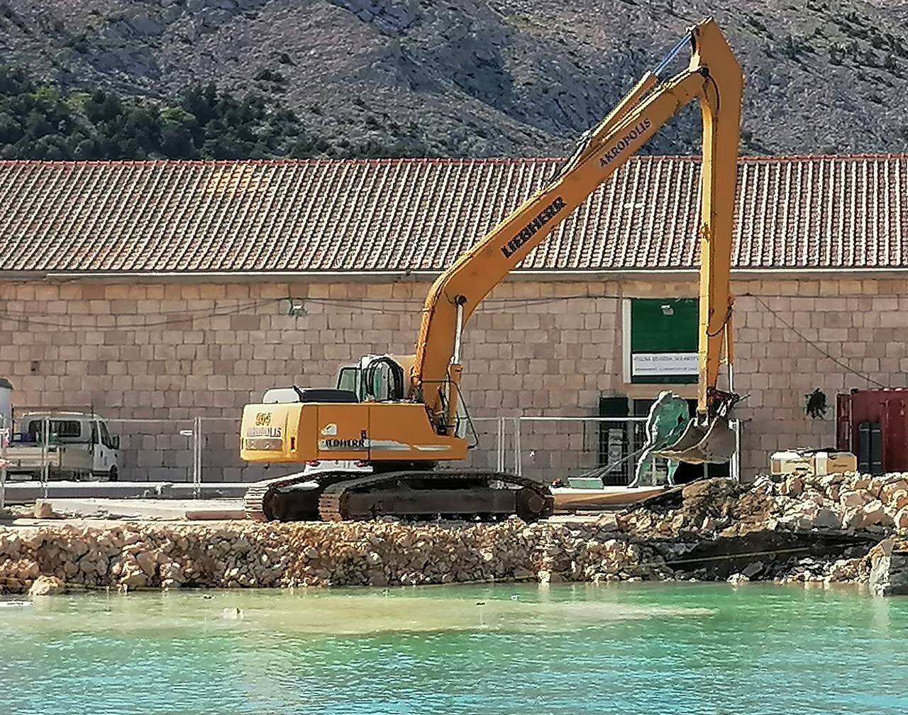Radovi na sanaciji obalnog zida na Staroj rivi u Pagu odvijaju se po planu