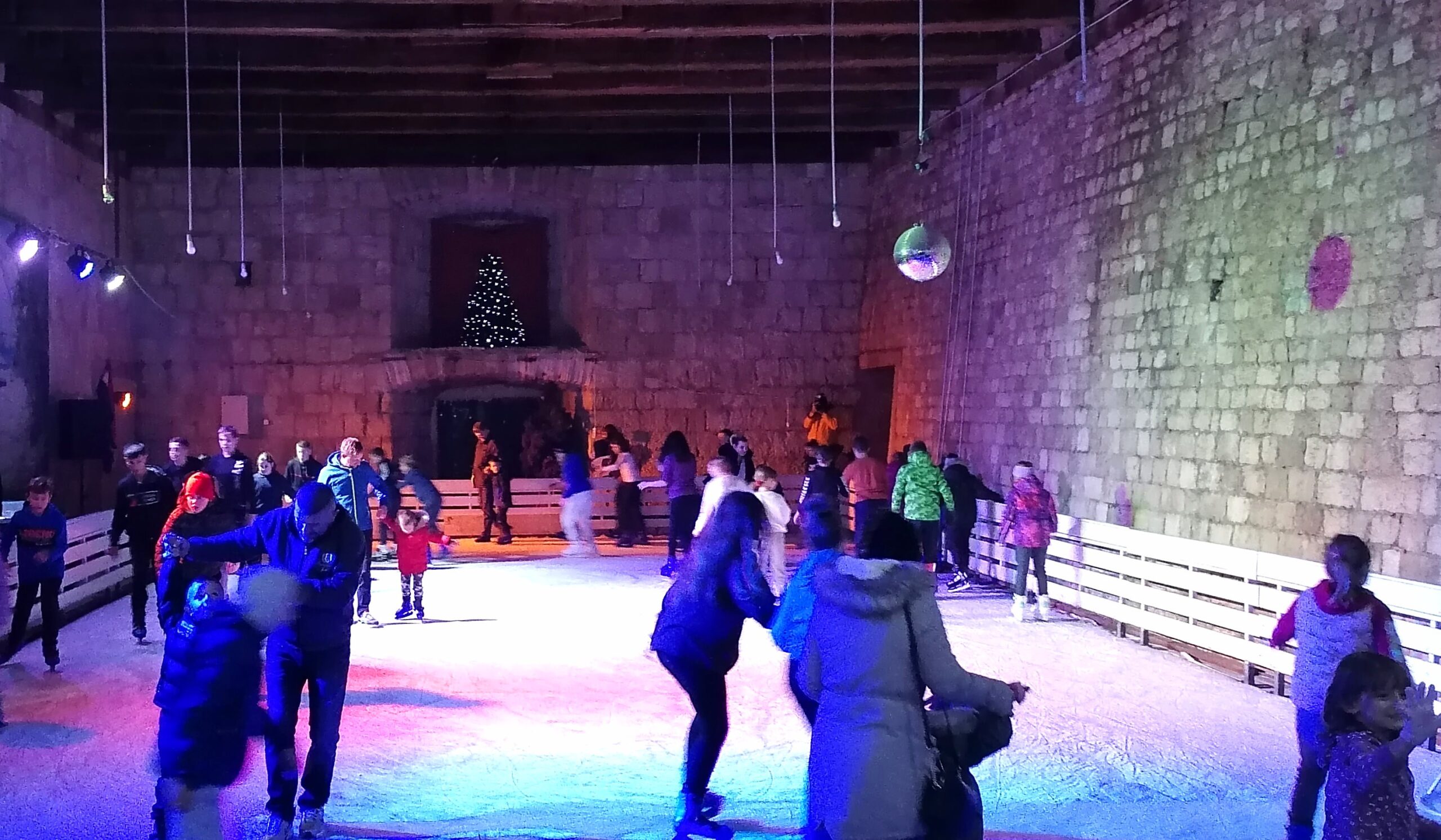 U Pagu su, paljenjem prve adventske svijeće, počela adventska događanja