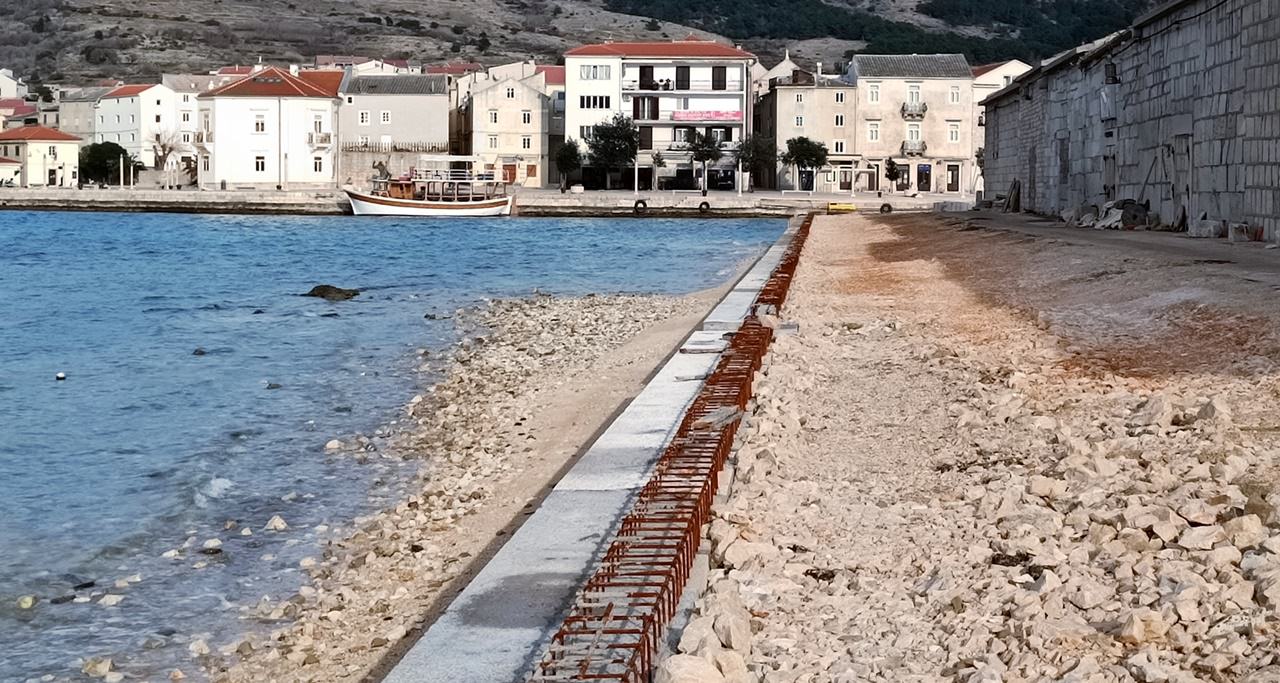 Radovi na izgradnji obalnog zida na Staroj rivi i od Stare rive do plaže Prosike