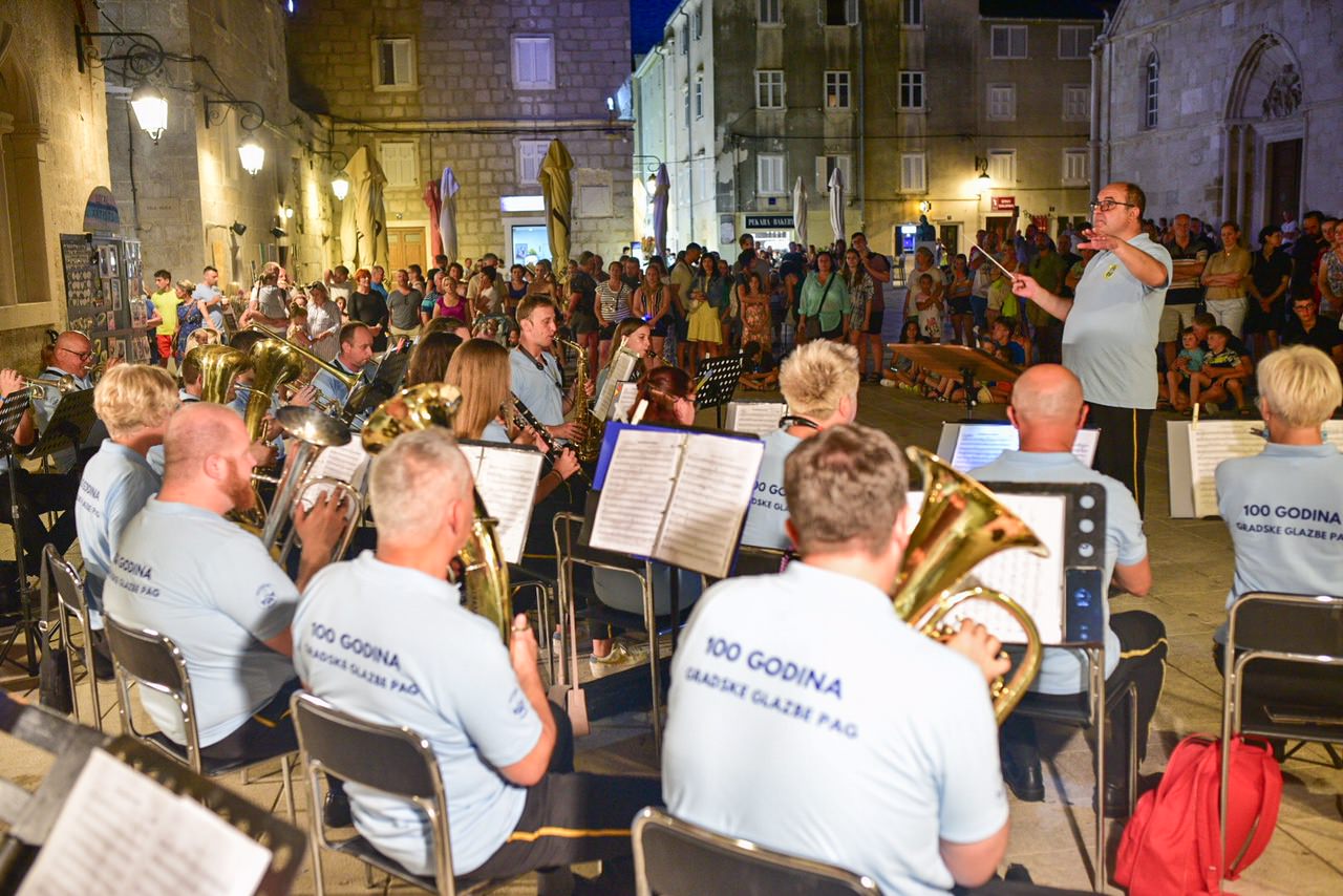 Ljetni koncert Gradske Glazbe Pag oduševio turiste i Pažane