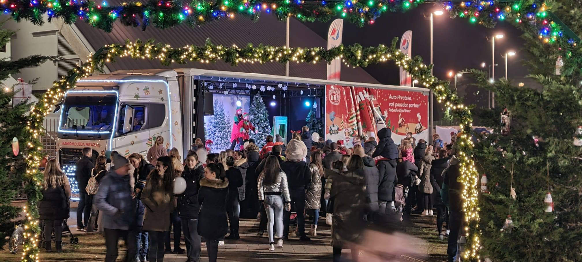 Veseli Kamion Djeda Mraza oduševio Dalmaciju