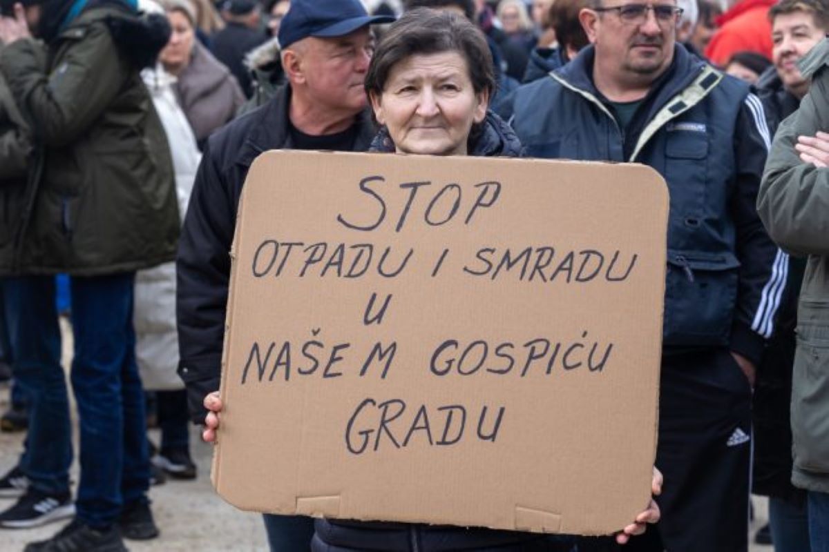 U Gospiću je održan prosvjed zbog nepropisnog skladištenja medicinskog i plastičnog otpada