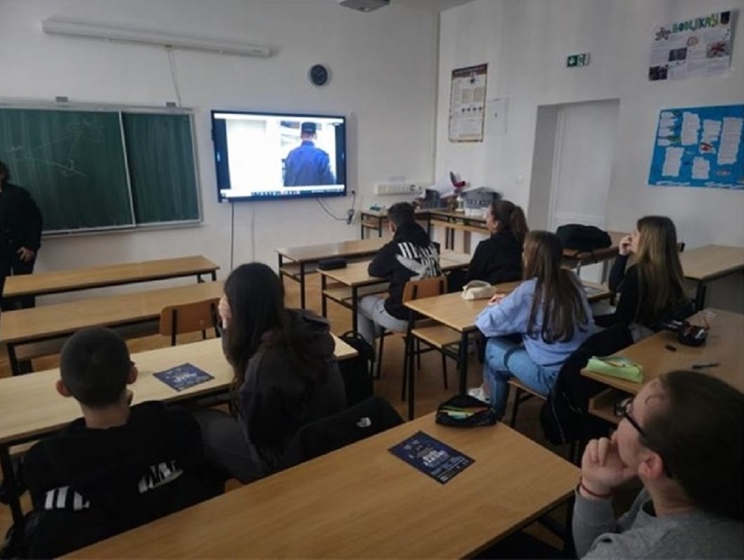 Policija je u Srednjoj školi Bartula Kašića u Pagu provela preventivne aktivnosti iz projekta “Zdrav za 5”