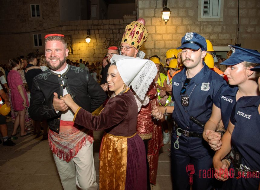 66. Paški ljetni karneval: Karnevalisti preuzeli vlast