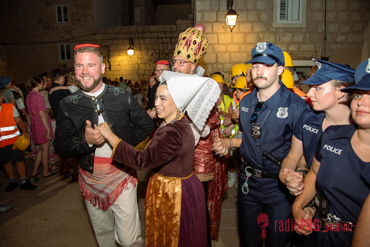 66. Paški ljetni karneval: Karnevalisti preuzeli vlast