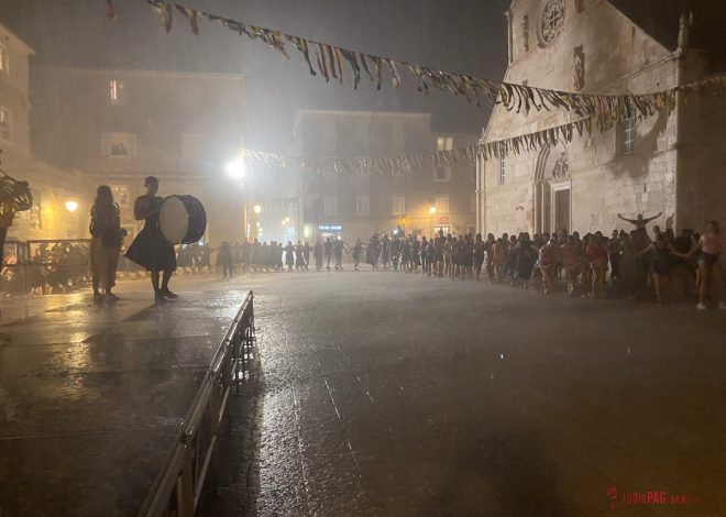 Paški ljetni karneval jači i od nevremena