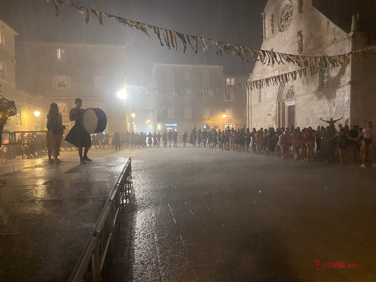 Paški ljetni karneval jači i od nevremena