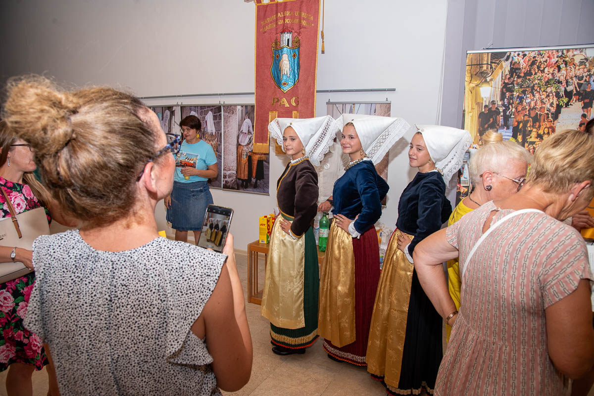 Izložba karnevalskih fotografija u Kneževom dvoru