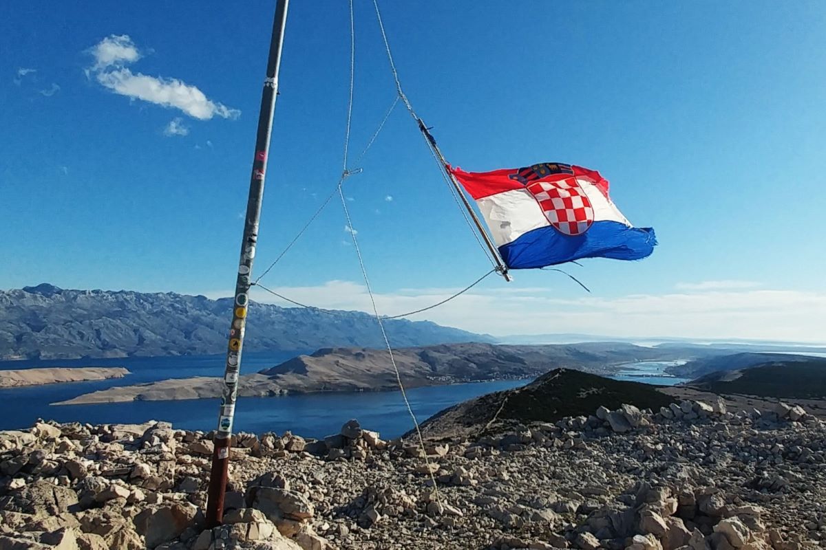 UHVDR grada Paga: obilježavanje 30 godišnjice “Oluje” na najvišem vrhu otoka Paga