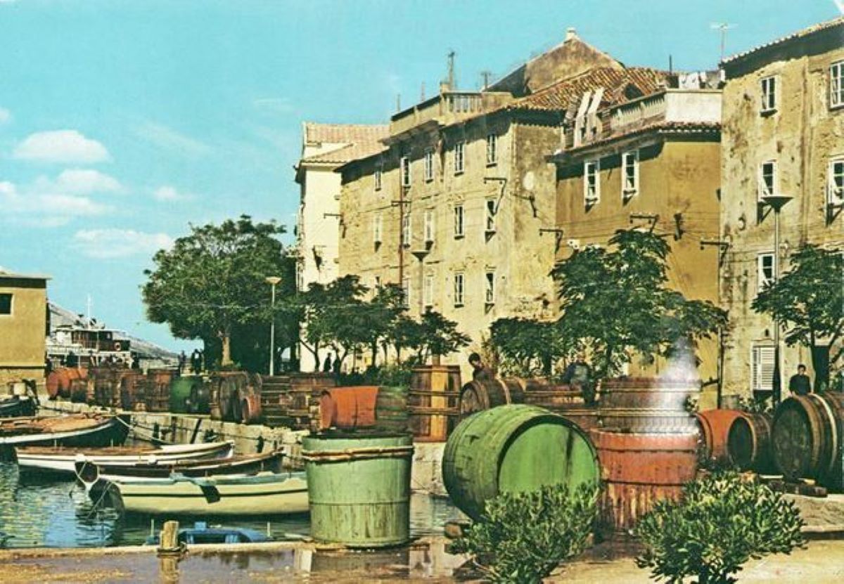 Običaji grada Paga: Intrada, berba grožđa