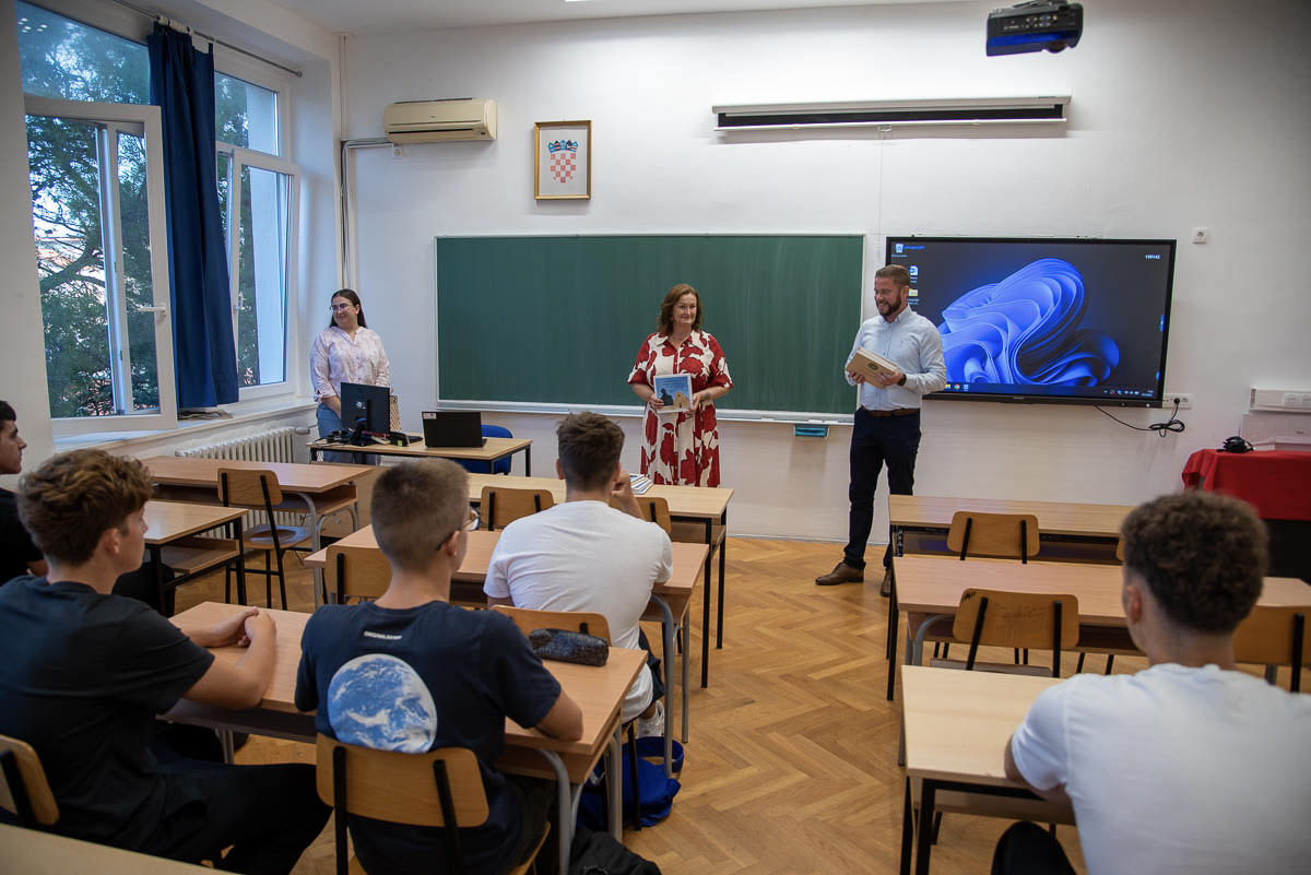 Gradonačelnik Paga Stipe Žunić posjetio SŠ Bartula Kašića i OŠ Jurja Dalmatinca