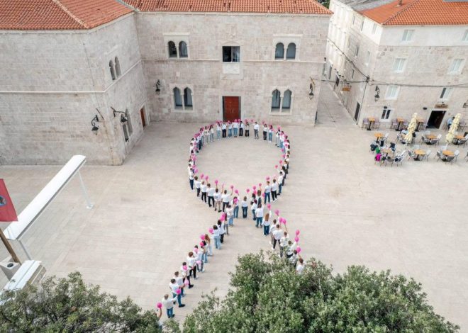 Paški srednjoškolci obilježili Ružičasti mjesec