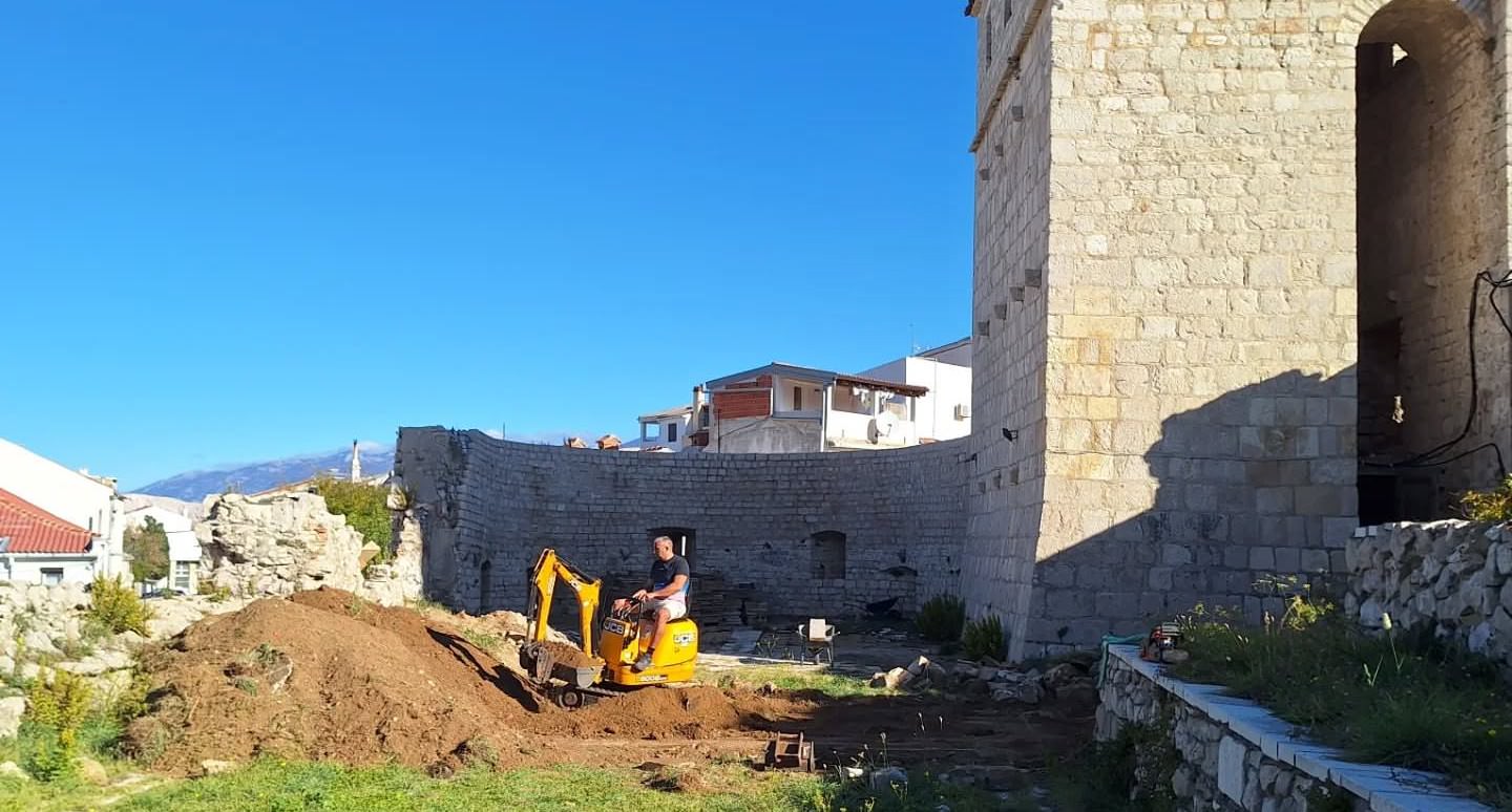Počeli radovi na uređenju Kule Skrivanat u Pagu