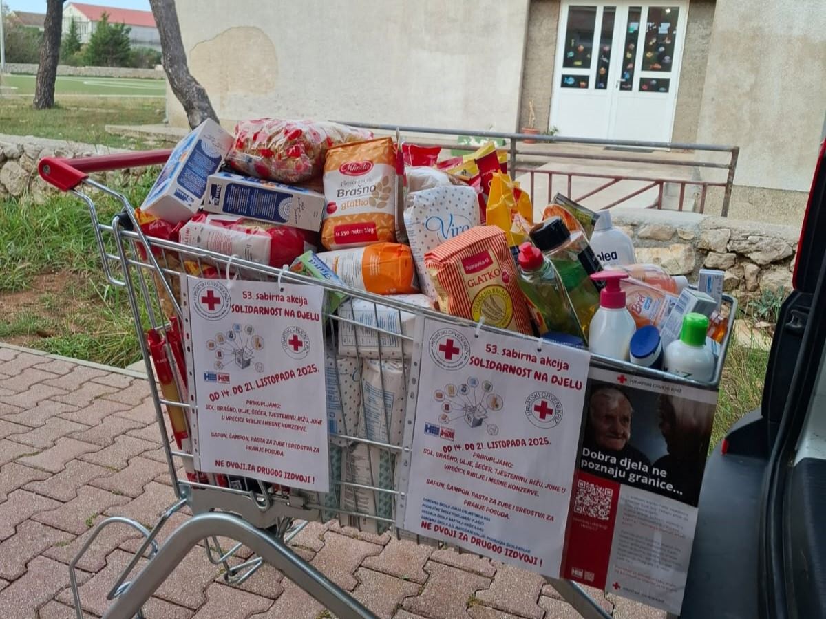 Učenici otoka Paga i GDCK Pag prikupili gotovo tonu pomoći za potrebite