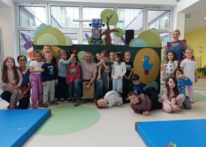 Kazališna predstava za djecu “Robot Roko i zlatno srce” razveselila Paške mališane